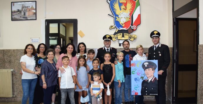 Taurianova, i bambini del progetto “L’arte che accarezza” visitano la Compagnia dei carabinieri