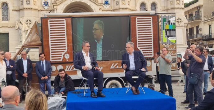 Reggio, Scopelliti torna in piazza e chiede ai cittadini di manifestare il dissenso