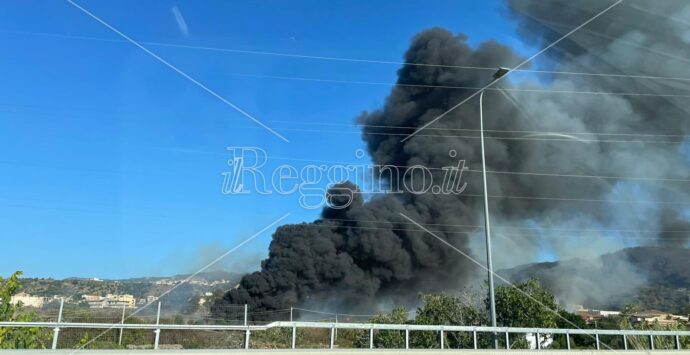 Reggio, fiamme e fumo intenso a Gallico: a fuoco cumuli di rifiuti