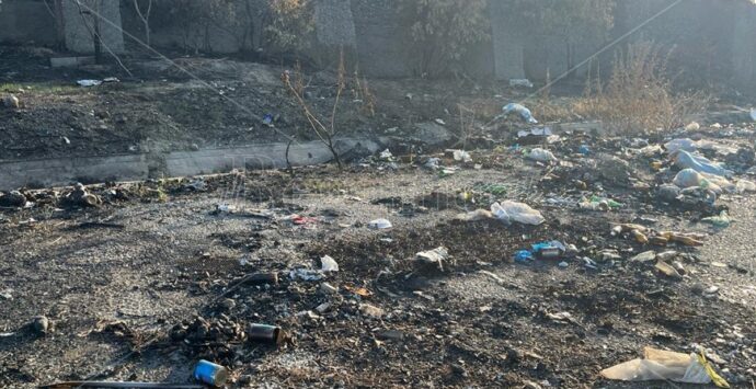 Mortara terra dei fuochi, residenti al contrattacco: «Non molliamo, la nostra salute è a rischio» – FOTO e VIDEO