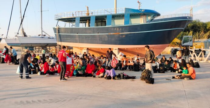 Roccella Jonica, sbarcati 75 migranti