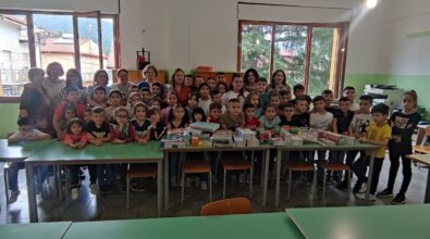 Cirella di Platì, l’europarlamentare Chiara Gemma dona materiale scolastico agli alunni
