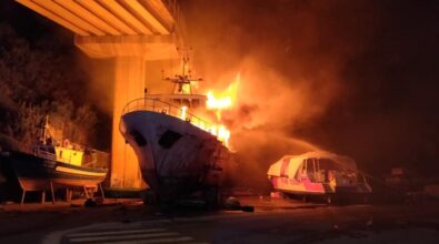 Bagnara, dopo l’inferno parte la conta dei danni: fiamme fino al porto