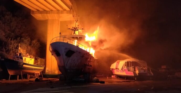Bagnara, dopo l’inferno parte la conta dei danni: fiamme fino al porto