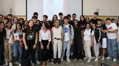 Reggio, la “lezione” dei ragazzi del liceo Da Vinci emoziona Concita De Gregorio: «Mi è tornata l’allegria»