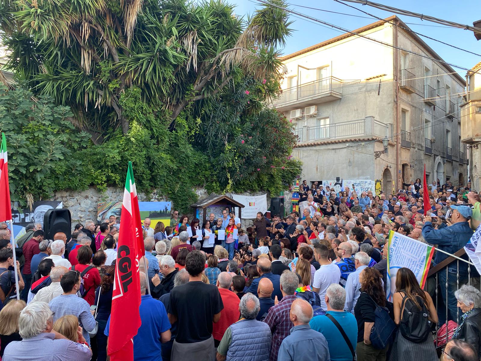 Il popolo di Lucano torna a Riace: «La mia “associazione” siete voi»