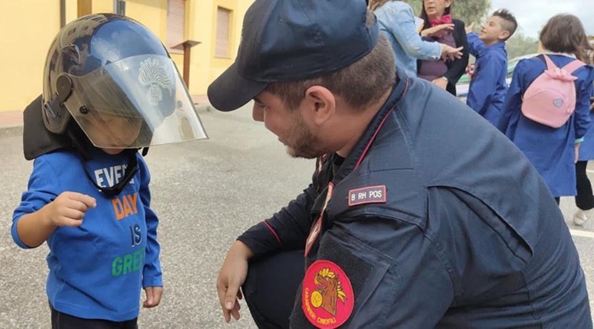 Gioia Tauro, i carabinieri accolgono gli alunni delle scuole primarie in caserma – FOTO