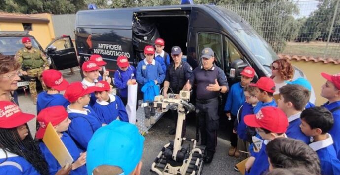 Gioia Tauro, i carabinieri accolgono gli alunni delle scuole primarie in caserma – FOTO