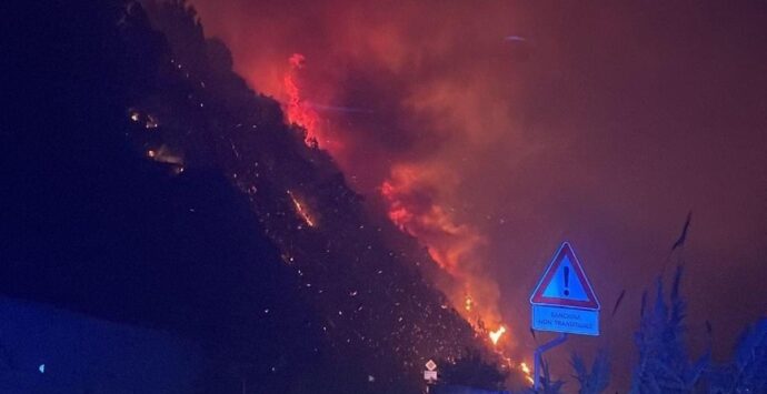 Bagnara, vasto incendio nella zona collinare: chiusa la SS 18 – FOTO