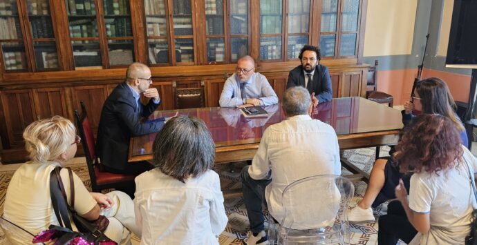 Dimensionamento scolastico, Versace incontra delegazione “Galilei – Pascoli”: «Proposta adeguata a parametri regionali»
