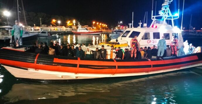 Sbarco a Roccella Jonica, soccorse in mare 86 persone