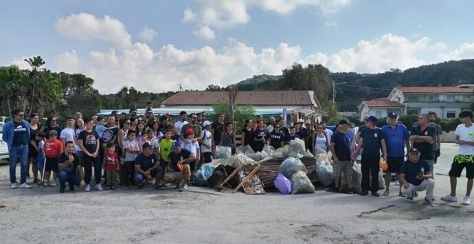 Palmi, i volontari di “Plastic free” raccolgono 64 sacchi di rifiuti