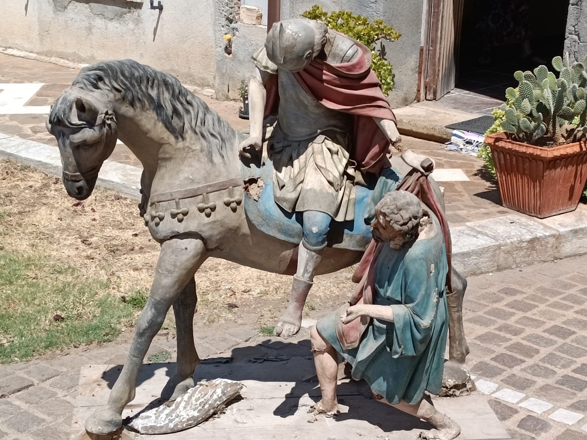 Terranova, avviata una raccolta fondi per restaurare la statua di San Martino