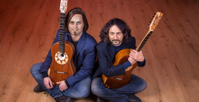Loccisano e De Carolis, il duo italiano di chitarra battente nella selezione del WOMEX 2023 a La Coruna