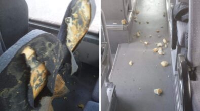 Ferrovie della Calabria, vandali in azione su un autobus di linea Palmi-Gioia Tauro: sedili distrutti