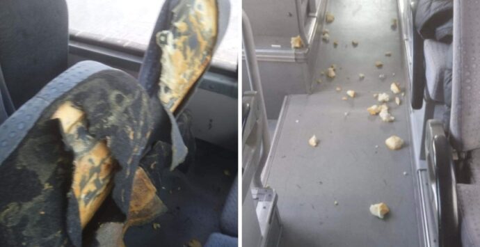 Ferrovie della Calabria, vandali in azione su un autobus di linea Palmi-Gioia Tauro: sedili distrutti
