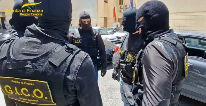 ‘Ndrangheta, la cosca Piromalli di Gioia Tauro gestiva i locali della movida di Milano: 14 arresti – I NOMI