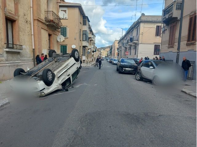 Reggio, spettacolare carambola tra tre auto in pieno centro – FOTO