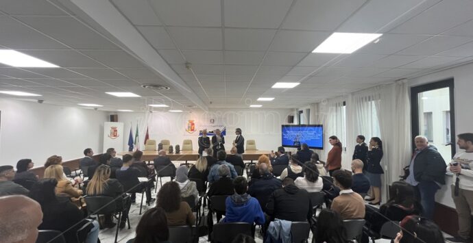Reggio, la questura inaugura il Percorso della memoria e la stanza di ascolto delle donne vittime di violenza – FOTO