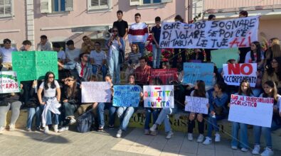 Locri, gli studenti scendono in piazza per dire no all’accorpamento scolastico – FOTO