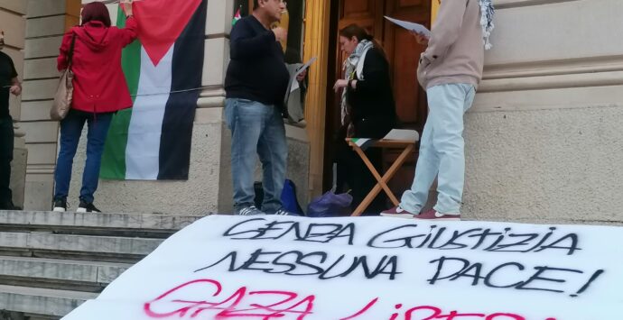 Guerra in Medioriente, il Coordinamento Pro Palestina di Reggio: «Fermiamo il genocidio»