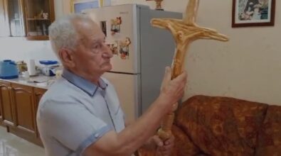 Oppido, pensionato realizza a mano un pastorale di legno e lo regala a Papa Francesco