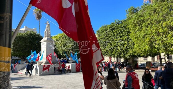 Reggio, sindacati e lavoratori in piazza: basta precariato e morti sul lavoro