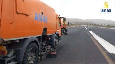 Aeroporto Reggio, pista ripulita da spazzatrici Anas e scalo nuovamente operativo – VIDEO