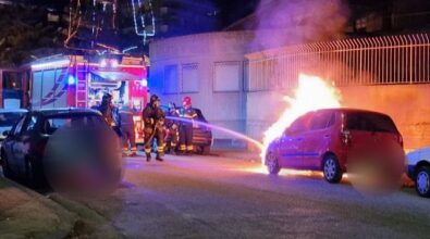 Reggio, auto in fiamme nella notte al rione Gebbione: indagini in corso