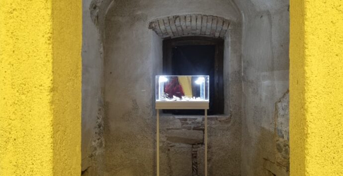 Millenovecentootto al Castello di Reggio, un catalogo per sigillare nel tempo la “mostra-opera” sul terremoto – VIDEO