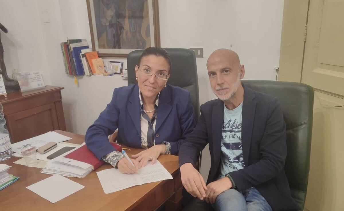 Villa San Giovanni, mobilitazione e raccolta firme per il diritto all’abitare: anche la sindaca firma la petizione 