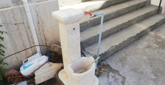Motta S.G., Crea: «Illogica collocazione di strutture ornamentali su fontane al cimitero di Lazzaro»