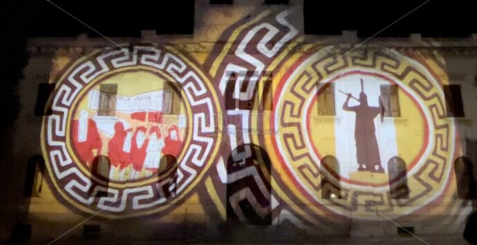 Reggio, gli auguri del Comune: sulla facciata di Palazzo San Giorgio la storia e il sogno della città che verrà – FOTO