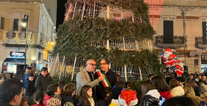 Reggio si accende l’albero a piazza Duomo. Falcomatà: «Ci ritroviamo come una grande famiglia»