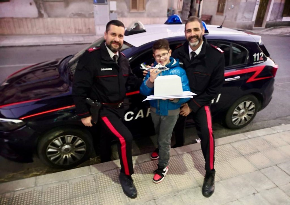 Locri, i carabinieri donano il modellino di un elicottero al piccolo Francesco