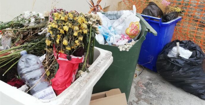 Motta S.G., Crea: «Contenitori con rifiuti anche casalinghi al cimitero di Lazzaro»