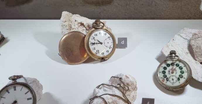 Millenovecentootto al Castello di Reggio, un catalogo per sigillare nel tempo la “mostra-opera” sul terremoto – VIDEO