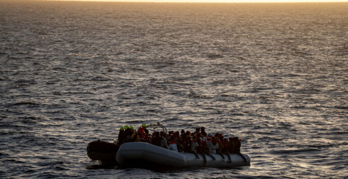 Tragedia nel Mediterraneo, si rovescia gommone al largo della Libia: 61 dispersi