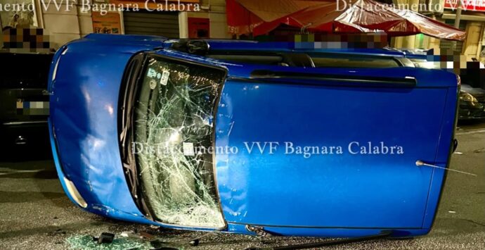 Bagnara, incidente stradale in piena notte: auto si ribalta
