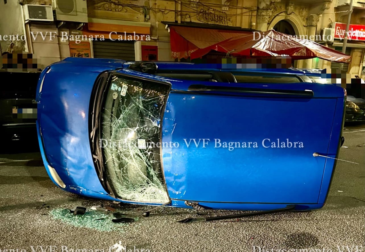 Bagnara, incidente stradale in piena notte: auto si ribalta