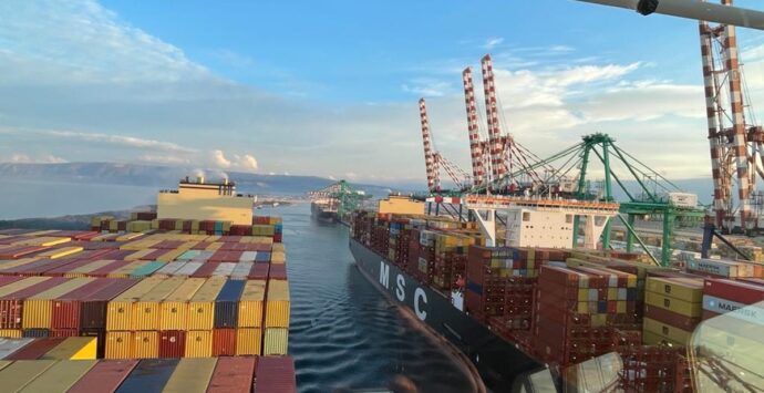 Porto di Gioia Tauro: sorpasso di due portacontainer lungo il canale