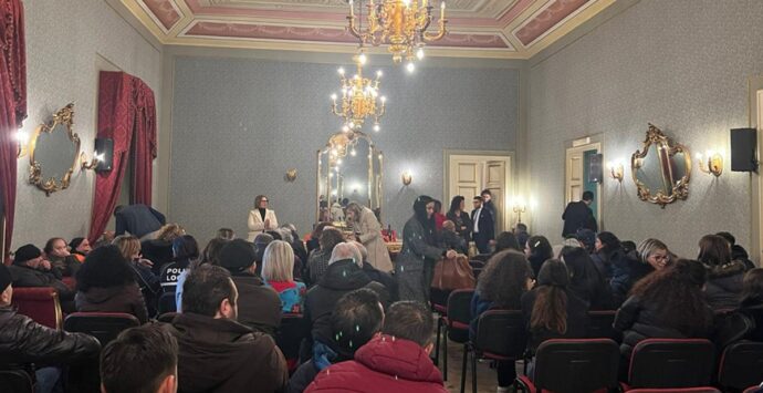 Polistena, la maggioranza smentisce Pisano: «Non è vero che il salone delle feste era vuoto»