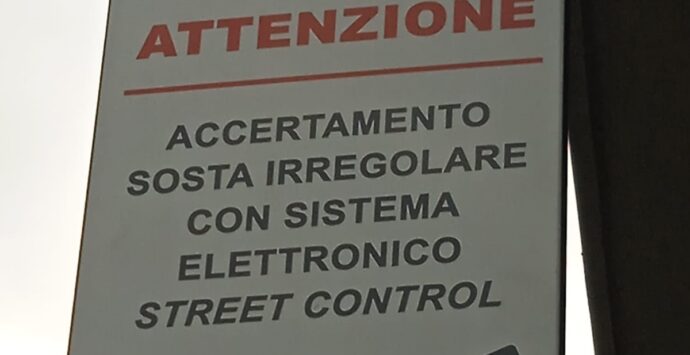 Street control a Reggio, spuntano i cartelli con la segnaletica nei posti chiave