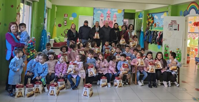 Varapodio, distribuiti 700 panettoni ai bambini e agli anziani della città
