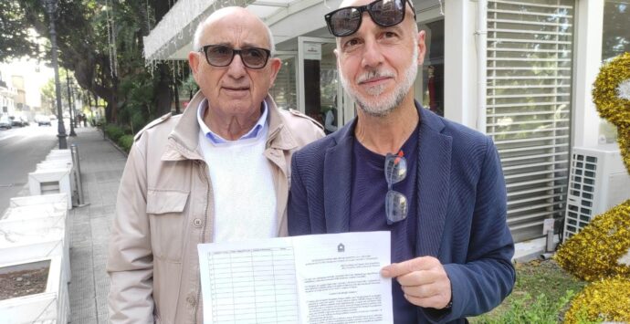 Roccaforte del Greco, il sindaco firma la petizione per il diritto alla casa