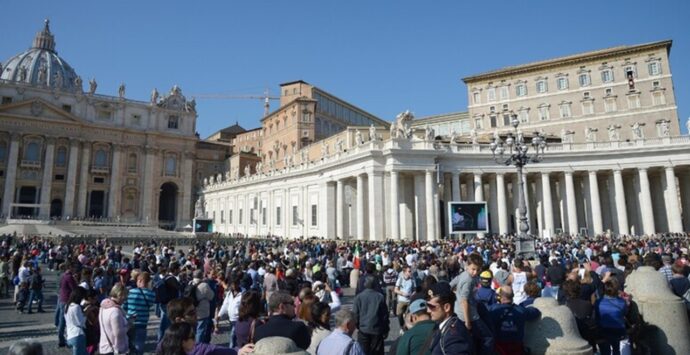 Tenta di entrare in Piazza San Pietro con un coltello prima dell’Angelus del Papa, arrestato un calabrese
