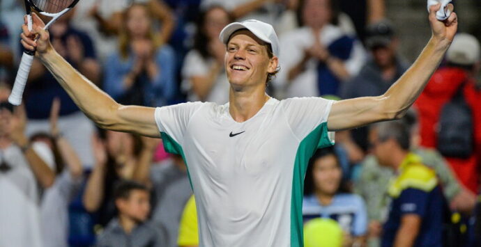 Tennis, Jannik Sinner nella storia: batte in rimonta Medvedev e trionfa agli Australian Open