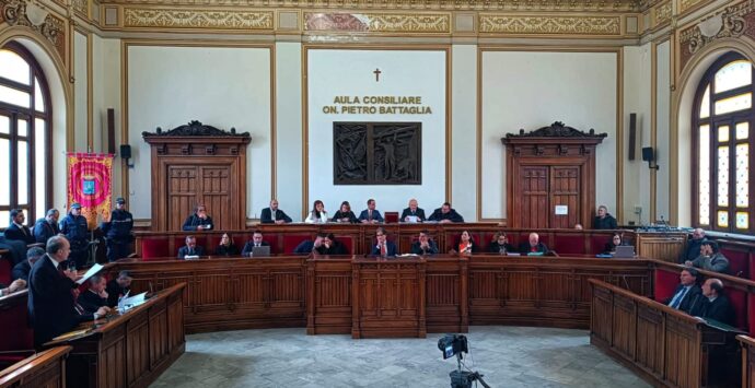 Reggio, il Consiglio comunale respinge la mozione di sfiducia al sindaco
