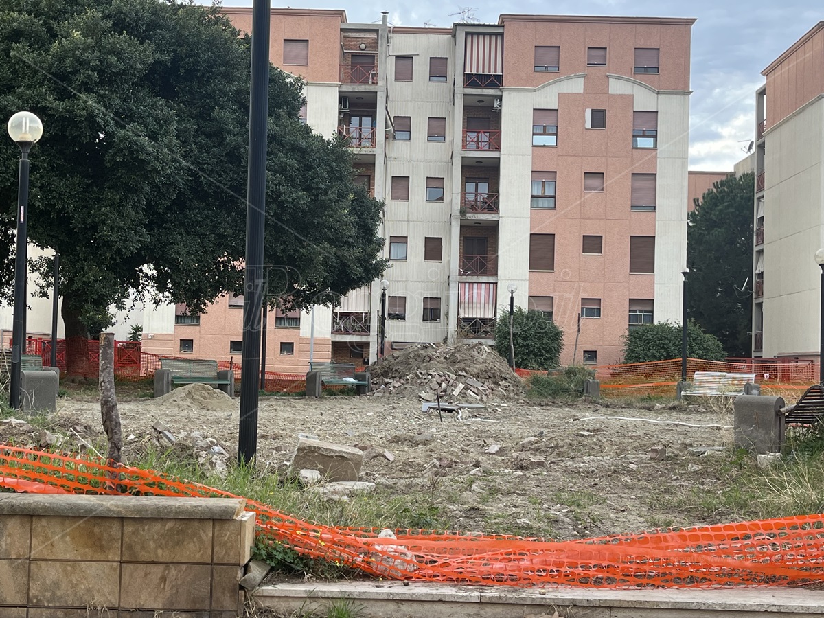Reggio, al via il restyling del rione Marconi: demolita la fontana in stato di abbandono da anni – FOTO