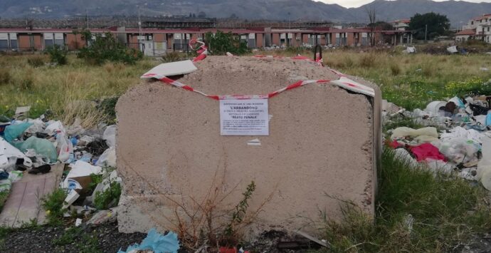 Reggio, tra i rifiuti a Mortara spuntano degli avvisi: area controllata da remoto… ma da chi?